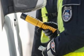 Pijany z dożywotnim zakazem prowadzenia auta próbował uciekać. Złapali go policjanci