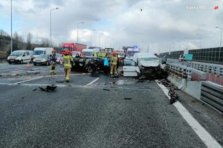 Śląskie: Ciężarówki niczym taran wjechały w samochody. Przerażający wypadek na autostradzie A4 [ZDJĘCIA]