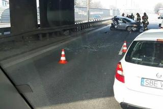 Wypadek na DTŚ w Katowicach. Zderzyły się dwa samochody. Droga jest całkowicie zablokowana