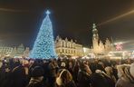 Największa choinka we Wrocławiu już rozświetlona! Tłumy powitały Świętego Mikołaja 