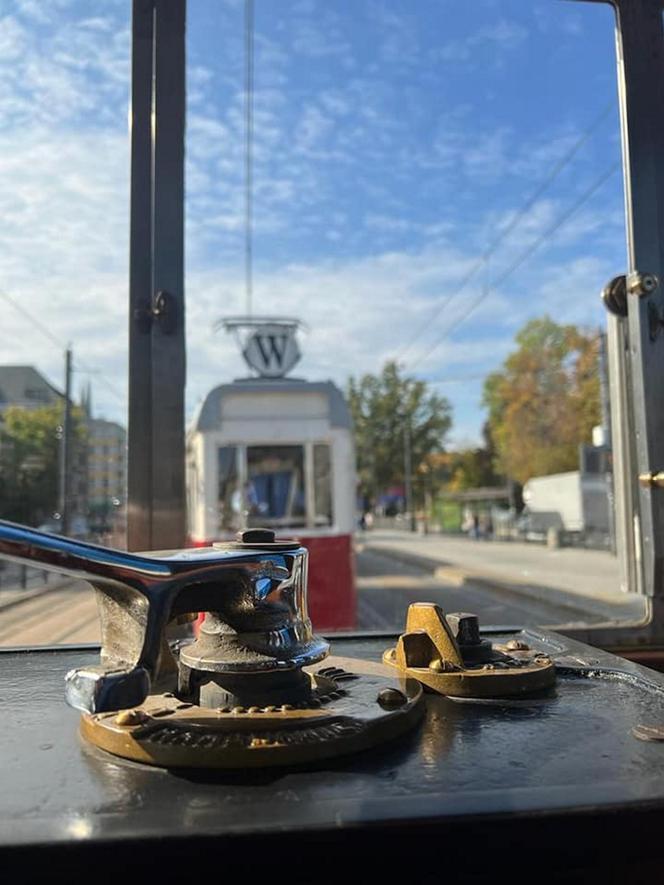 Niezwykły tramwaj z powstańcami. Wycieczka po Warszawie jak przed wojną