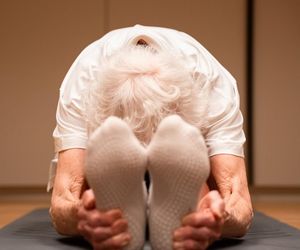 Ma 102 lata i uczy jogi! Jej nazwisko zwraca uwagę Polaków