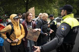 Holandia. Protest klimatyczny aktywistów blokuje autostradę w Hadze. Policja brutalnie zareagowała?