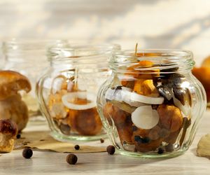 Grzyby marynowane w occie jak za dawnych lat – babciny sposób na słodko-kwaśną przekąskę