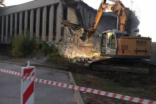 W Białobrzegach trwa rozbiórka kinoteatru. Powstanie tam nowy budynek
