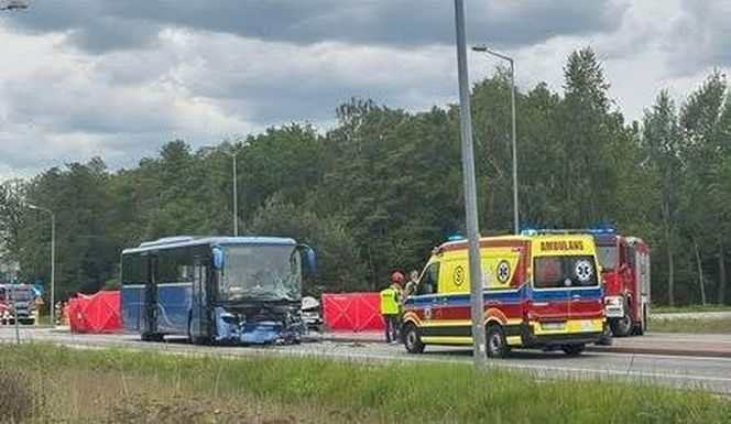Zderzenie autokaru z osobówką na DK50 pod Mińskiem Mazowieckim