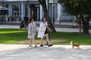 Była posłanka PiS z córką w restauracji. Całuje psa