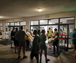  Pożar bloku w Ząbkach. Mieszkańcy ruszyli z pomocą