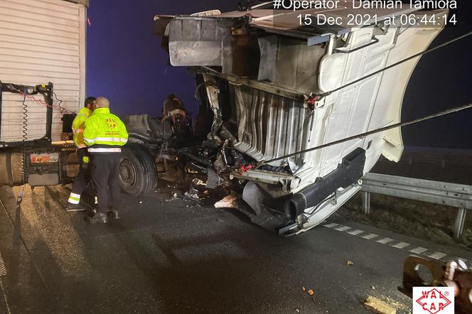 Dwie ciężąrówki zderzyły się we mgle na autostradzie A1