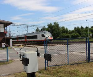 Hulajnogą przez zamknięty przejazd kolejowy w Suchedniowie. Jest wysoki mandat!