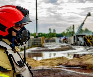 Rzeka Brynica zanieczyszczona chemikaliami z pożaru w Siemianowicach. Mieszkańcy skarżą się na odór