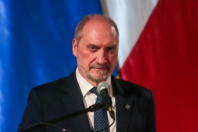 MACIEREWICZ CHCE UCZYĆ MUSZTRY I STRZELANIA.