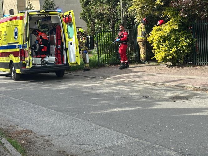 Dramat rodzinny w Piastowie? Córka zaatakowała swoją mamę. Nieoficjalnie: ugodziła ją nożem