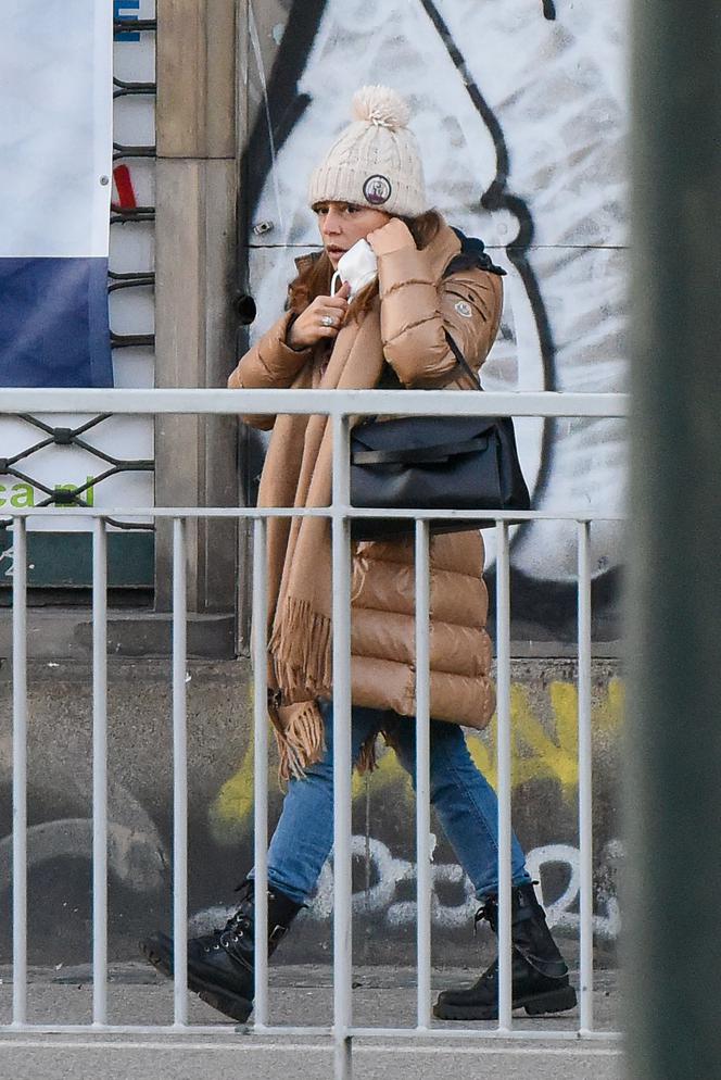 Anna Mucha w czapce chowa fryzurę