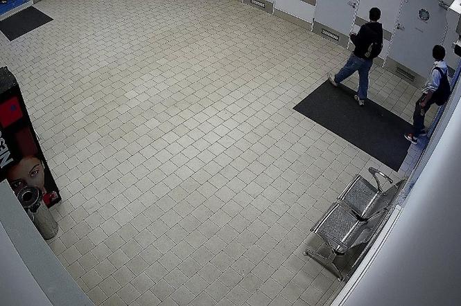 Sprawcy zniszczyli drzwi i elewację dworca w Choszcznie