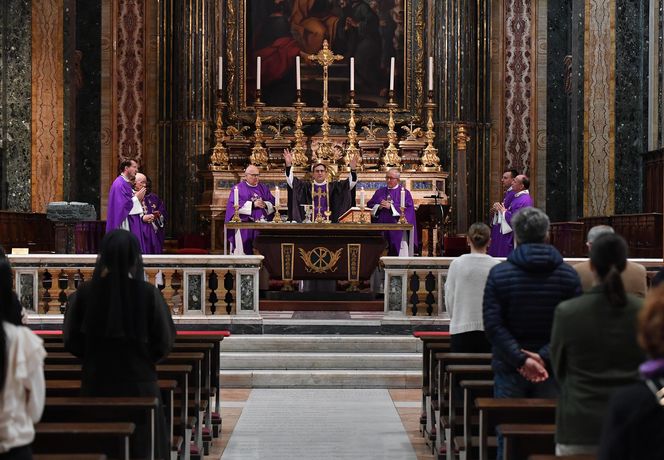 Wierni modlą się o zdrowie Papieża Franciszka