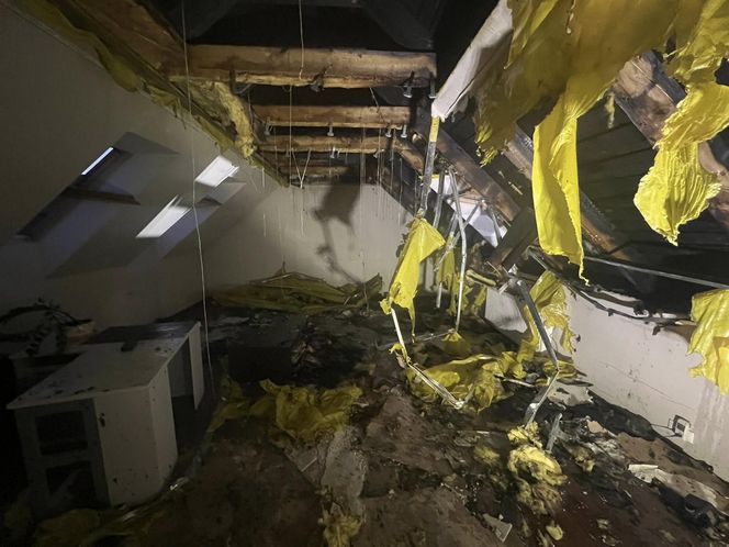 Zapalił się samochód, ogień zajął dom. Dramatyczny pożar w Jabłonnie