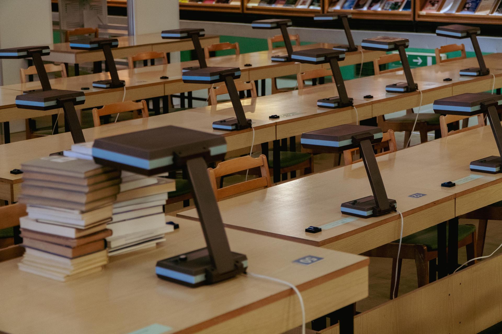 Biblioteka Uniwersytetu Opolskiego - zdjęcia. Zobacz zachowane wnętrza z lat 70.