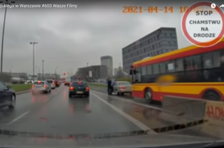 Bójka w Warszawie. Kierowca autobusu i auta urządzili sobie zapasy na ulicy [ZDJĘCIA, WIDEO]