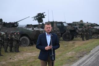 Minister Błaszczak zapoznaje się najnowszym systemem symulacji pola walki w Wojsku Polskim