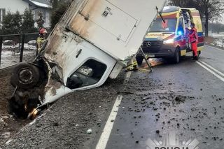 Bus wjechał do rowu i stanął w pionie