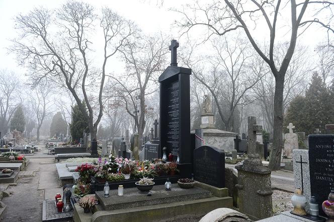 Symboliczny grób Lecha i Marii Kaczyńskich na warszawskich Powązkach