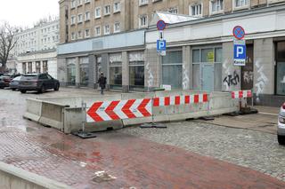 Dziura niezgody w al. Solidarności. Urzędnicy nie mogą się dogadać, kto ma zapłacić za naprawę