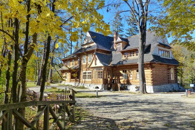 Ta małopolska willa jest hitem turystycznym. Wybudowali ją górale wraz ze sławnym malarzem