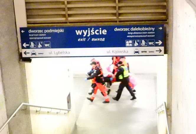 Młody mężczyzna wpadł między peron a pociąg w Warszawie. Został zmiażdżony
