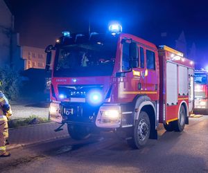Tragiczny pożar w bloku! Reanimacja kobiety nie pomogła. Strażacy ewakuowali resztę zagrożonych osób