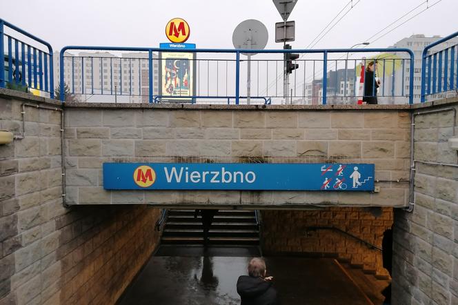 Atak nożownika przy stacji metra Wierzbno. Zaatakował mężczyznę, bo szedł za rękę z partnerem