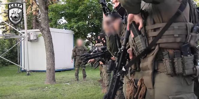 Stłuczki-ustawki z kaskaderami. CBŚP rozbiło gang z Pruszkowa! Wyłudzili miliony z ubezpieczeń