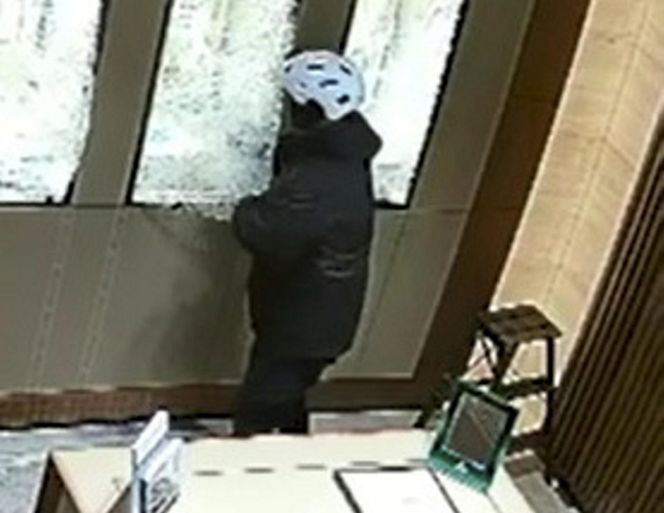 W 1,5 minuty zrabowali zegarki warte 2 miliony. Nagranie z zuchwałego skoku na jubilera w Galerii Mokotów