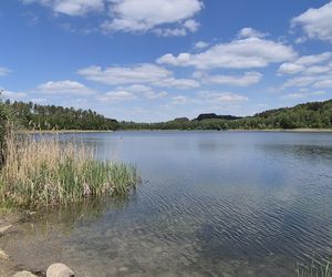 To jezioro w Olsztynie ma niezwykle czystą wodę. Jest kilka dzikich plaż, które świecą pustkami