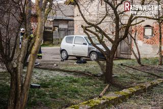 Wypadek w Nowej Wsi Ełckiej. Auto staranowało prywatną posesję