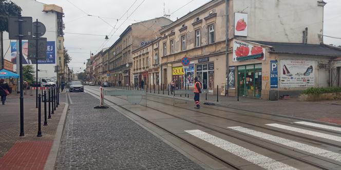 Kuriozum w centrum Krakowa. Tramwaje przepuszcza "dróżnik"