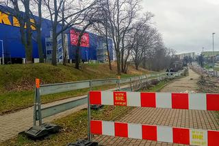 Ulica rozkopana, drzewa wycięte, kierowcy narzekają. Co z nowym dojazdem do sklepu IKEA w Szczecinie? [ZDJĘCIA, WIDEO]