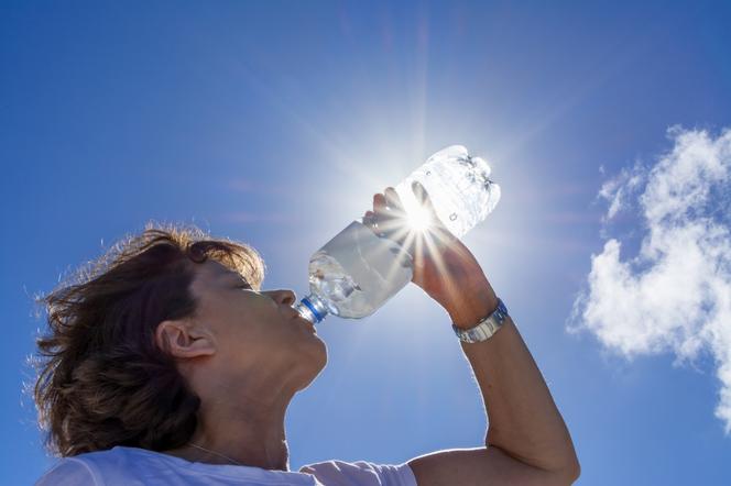 Kobieta pijąca wodę z butelki 