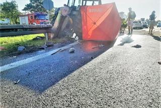 Ciężarówka zmiażdżyła ciągnik koszący pobocze