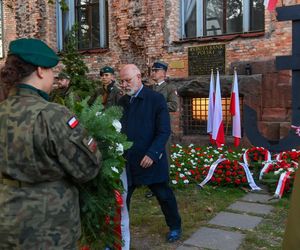 Uroczystości upamiętniające 80 rocznicę upadku Powstania Warszawskiego pod Redutą Banku Polskiego w Warszawie