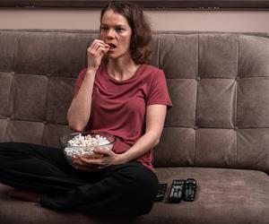 Jedzenie przed TV niesie za sobą spore ryzyko. Naukowcy wyjaśniają