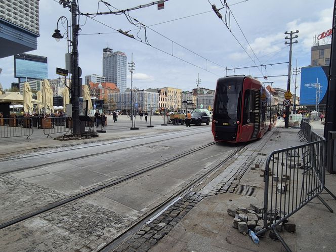 Tramwaje wróciły na Rynek w Katowicach. A to wciąż plac budowy