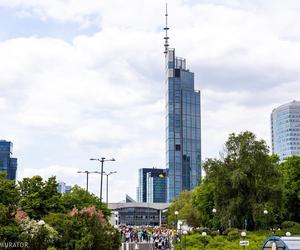 Tak wygląda wymiana szyby na 39. piętrze Varso Tower. Zobacz niezwykły film