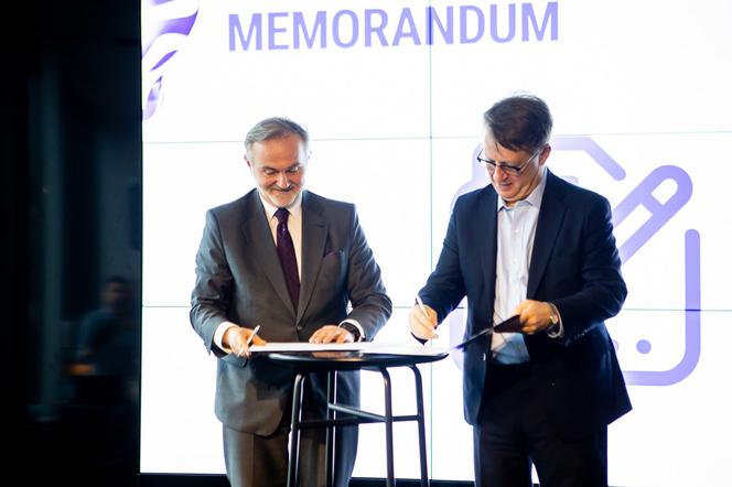Prezydent Gdyni Wojciech Szczurek oraz Jean Marc Harion, prezes Play podpisali memorandum dotyczące uzyskania dostępu, rozwoju i wdrożenia rozwiązań nowoczesnej technologii 5G.