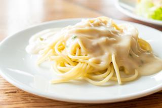 Serowy sos do spaghetti: przepis z czterema serami