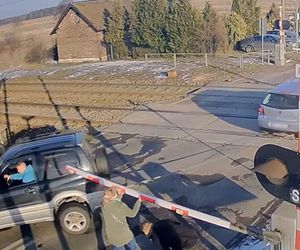 Sekundy dzieliły kierowców od tragedii. Odholowywali zepsute auto z torów po zamknięciu szlabanów