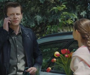 M jak miłość odc. 1886. Hania (Wiktoria Basik), Adam Karski (Patryk Szwichtenberg)