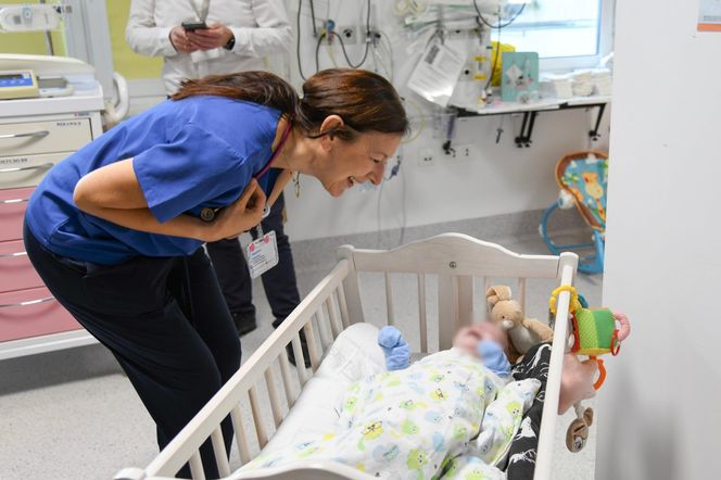 Maleńki Staś samotnie czeka w szpitalu na rodzinę