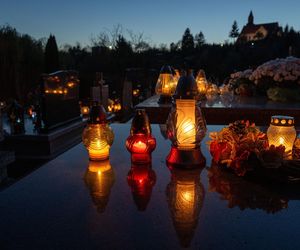 Tysiące zniczy rozświetliło polskie cmentarze. Niezwykły widok po zmroku