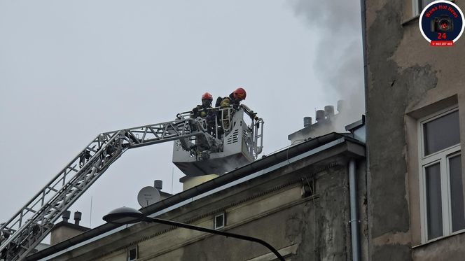 Pożar poddasza w zabytkowej kamienicy na ul.Miedzianej